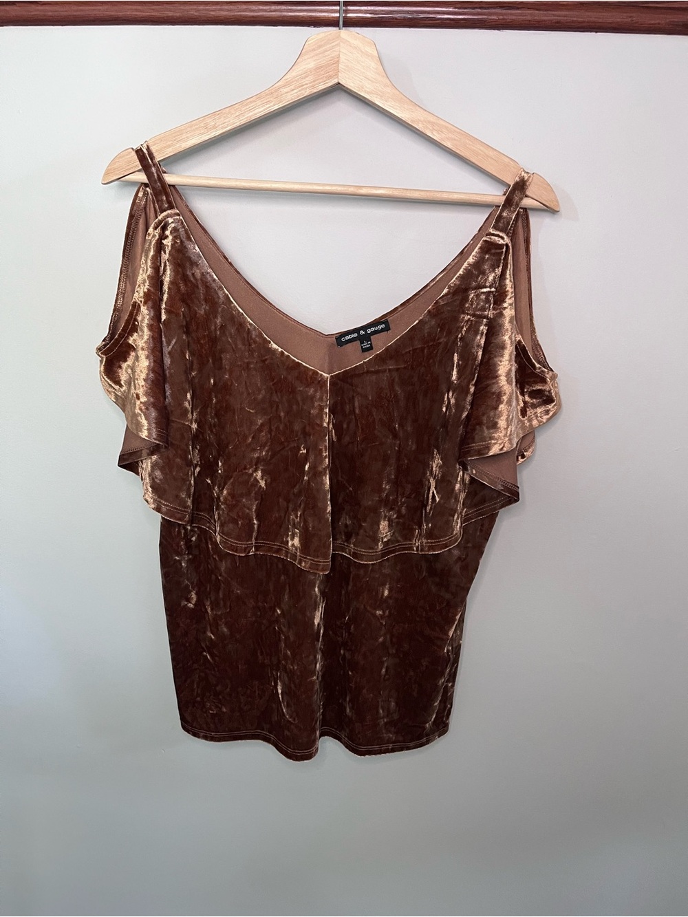 Cable & Gauge Copper Brown Crushed Velvet Cold Shoulder Ruffle Top Large - Picture 1 of 5